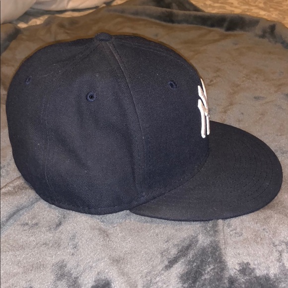 Black New York Yankees hat - Picture 2 of 6